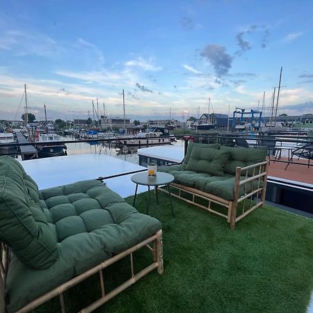 Cosy Tiny Houseboats Near Beach And Restaurants By Weltevreden Experience Zeewolde Exterior photo