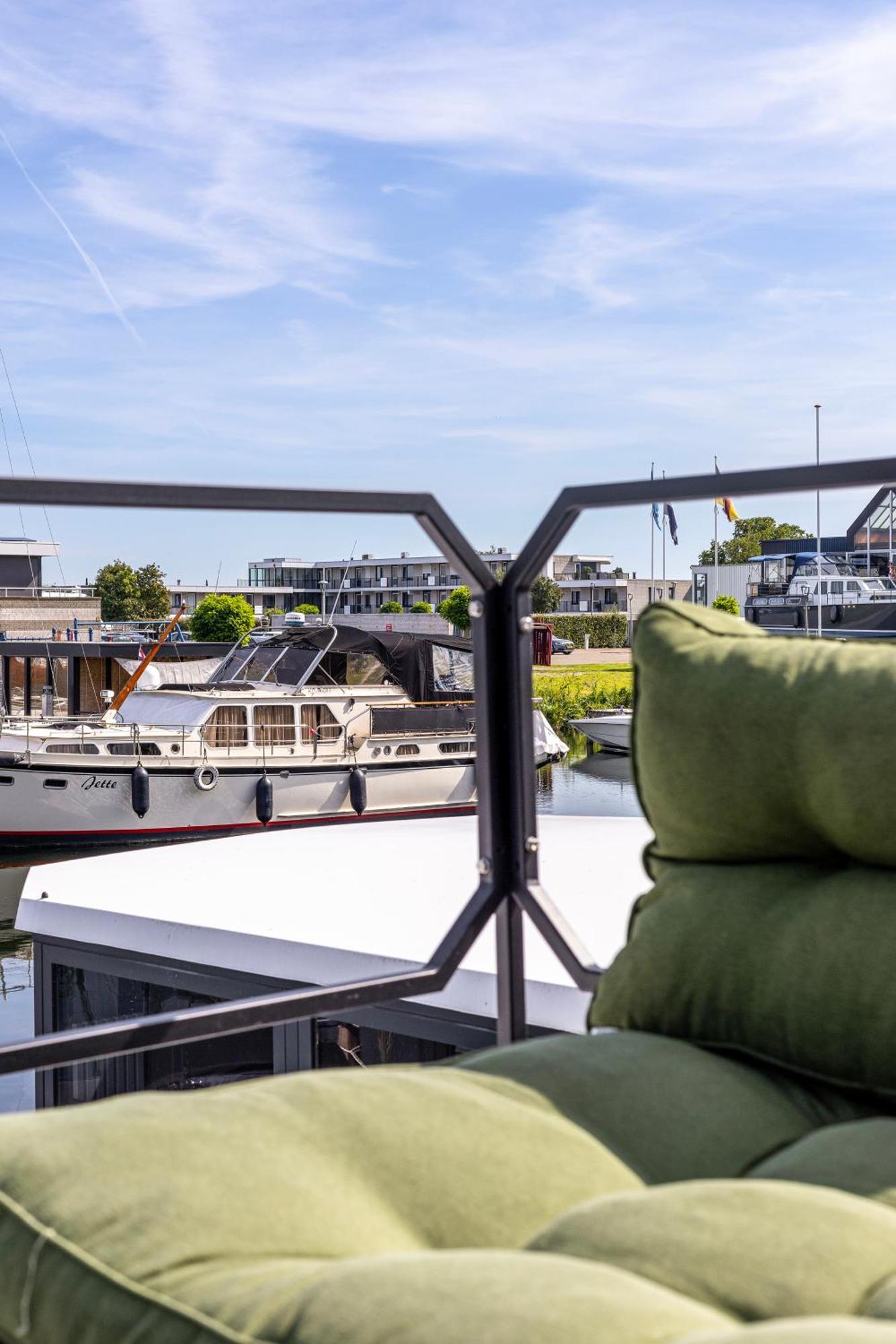 Cosy Tiny Houseboats Near Beach And Restaurants By Weltevreden Experience Zeewolde Exterior photo