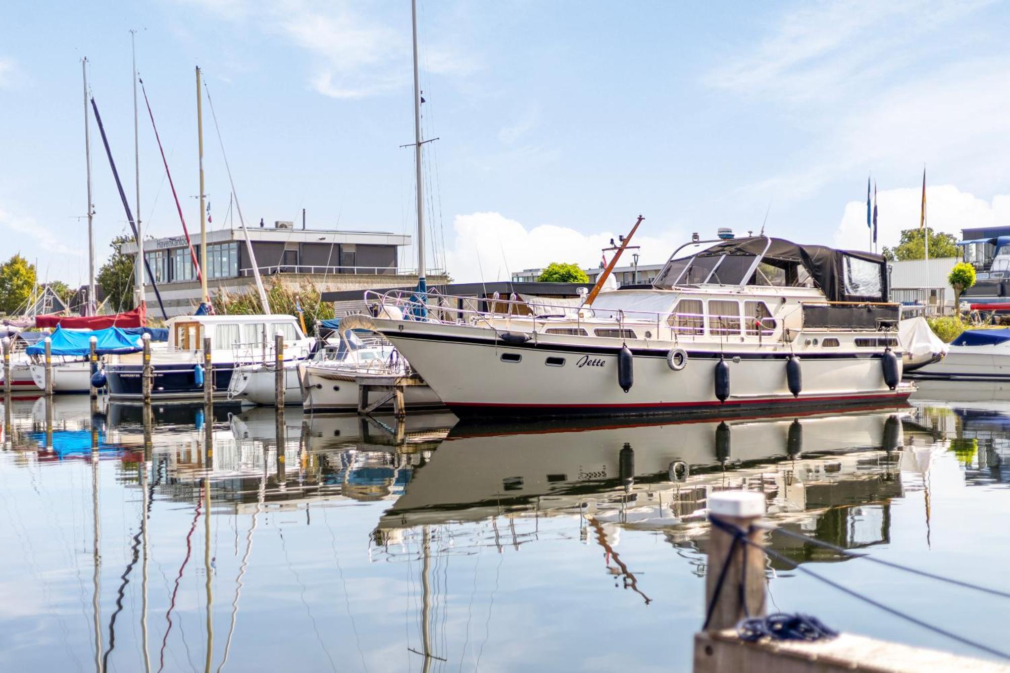Cosy Tiny Houseboats Near Beach And Restaurants By Weltevreden Experience Zeewolde Exterior photo